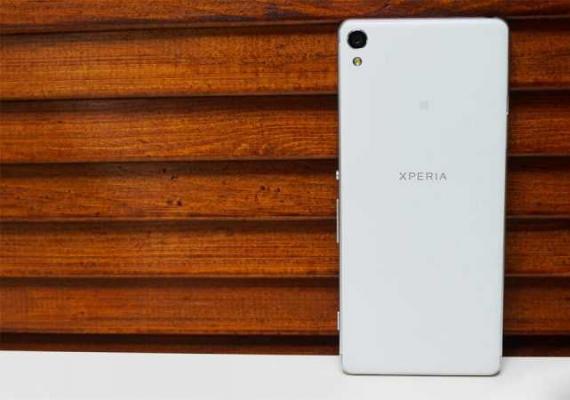 Rishikimi i telefonit inteligjent Sony Xperia XA (F3112): kur bukuria vjen e para Çfarë lloj ekrani ka xperia xa?